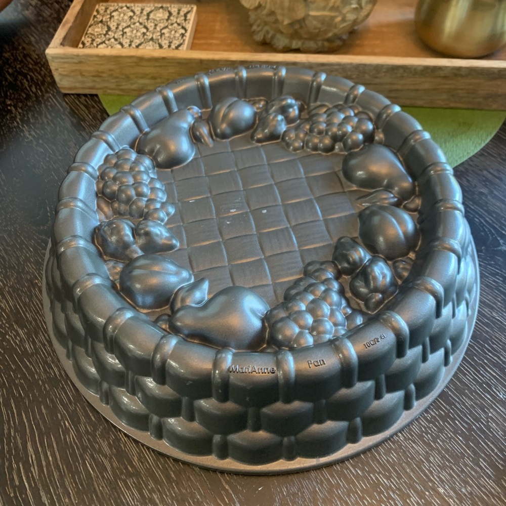 NWOT Bakeware Mold